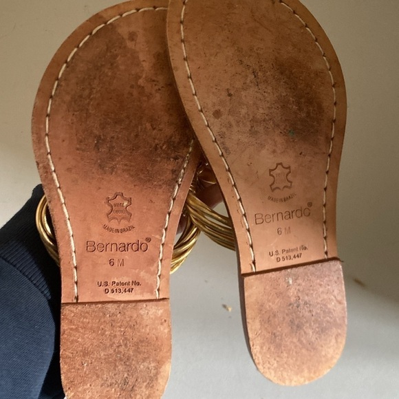 Bernardo Leather gold ring thong sz 6 - Picture 4 of 5